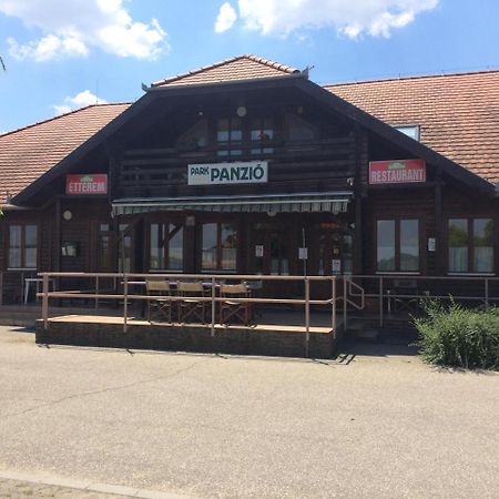 Bed and Breakfast Park Panzio*** à Szolnok Extérieur photo