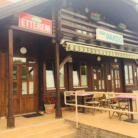 Bed and Breakfast Park Panzio*** à Szolnok Extérieur photo